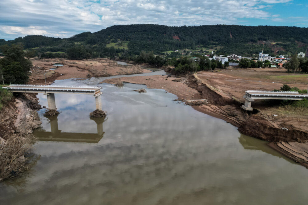 Vista aérea de un puente destruido sobre el río Forqueta, entre las localidades de Marques de Souza y Travesseiro, en el estado de Rio Grande do Sul, Brasil, tomada el 21 de mayo de 2024