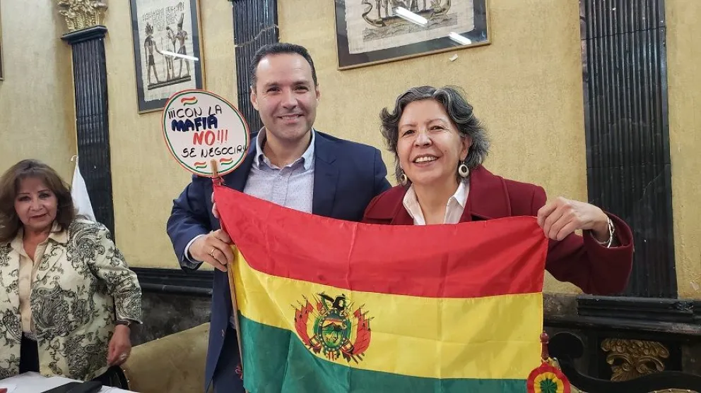 Agustín Zambrana y Amparo Ballivián, dos de los cuatro representantes de la oposición que firmaron un acuerdo para elegir un candidato único. Foto: Carlos Quisbert.
