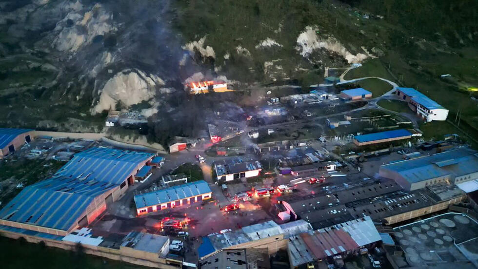 Esta foto difundida por la Alcaldía de Soacha muestra a los bomberos trabajando tras una explosión en una fábrica de pólvora en Soacha, al sur de Bogotá, el 22 de mayo de 2024