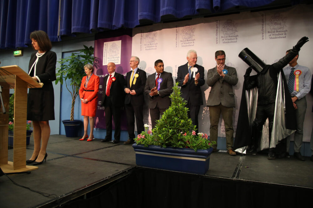 La primera ministra británica Theresa May (segunda por la izquierda), espera con otros candidatos el resultado en Maidenhead (Reino Unido) el 9 de junio de 2017.