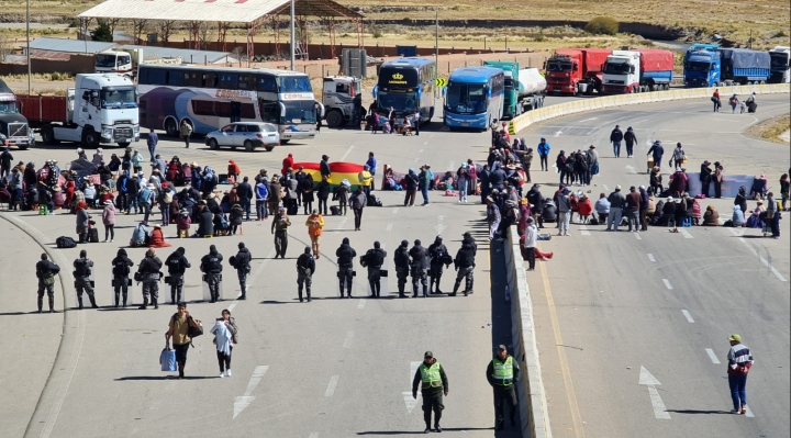Gremialistas se reúnen en ampliado  nacional y retoman el bloqueo en la carretera Oruro-Cochabamba