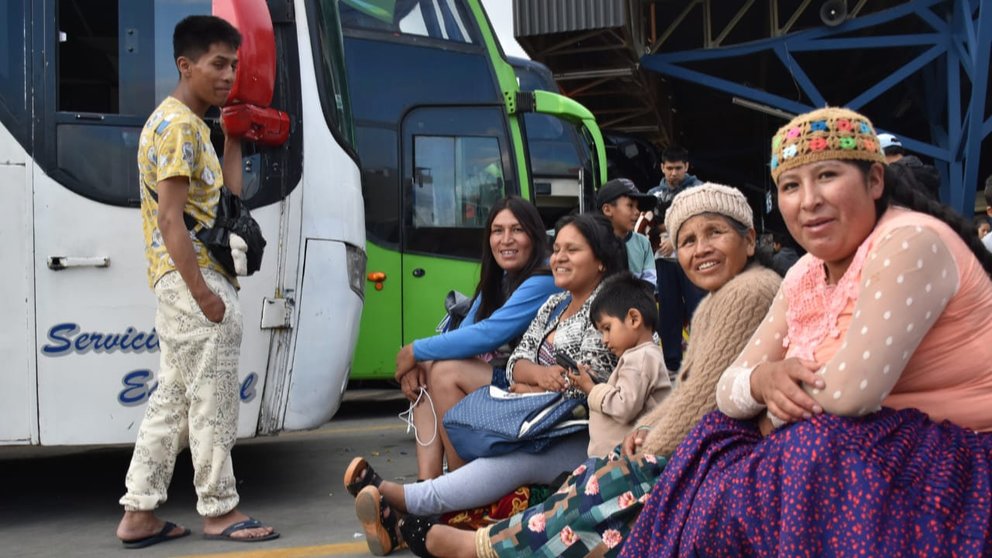 Viajeros en en la Terminal de Buses de Cochabamba. NOÉ PORTUGAL