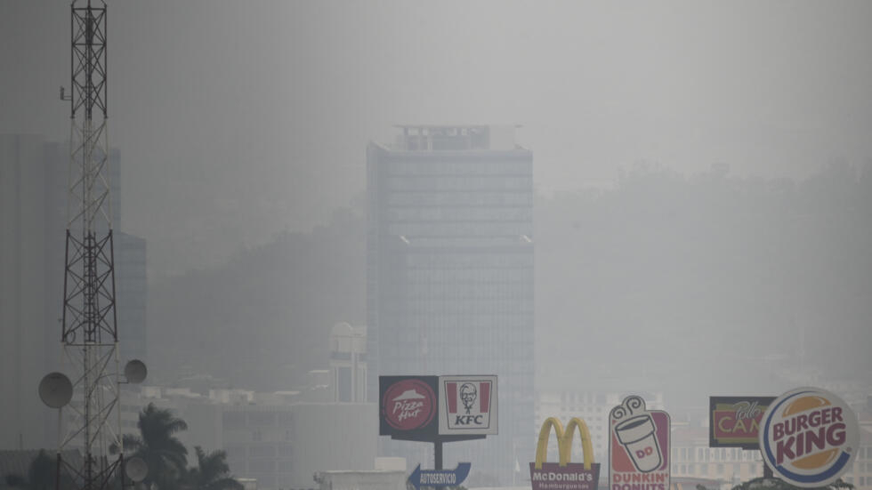 Una densa capa de humo cubre Tegucigalpa el 22 de mayo de 2024