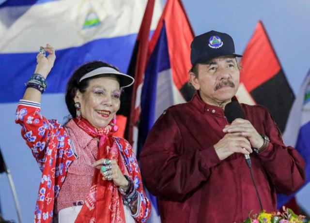 Rosario Murillo alza el puño junto a su marido, Daniel Ortega. 