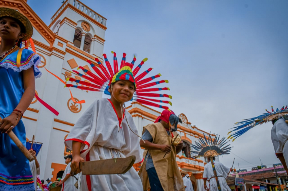 Más de 15.000 estudiantes mostraron el brillo del folklore de Trinidad por su 338 aniversario
