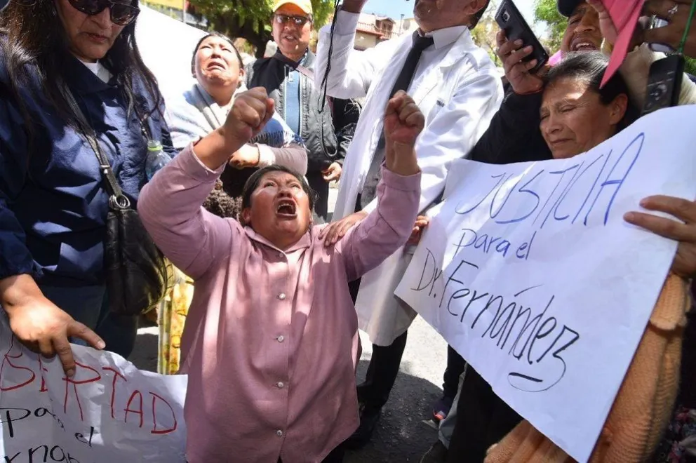 Norma Sumi, durante una protesta en demanda de la libertad de su hijo, el médico Jhiery Fernández. Foto: APG