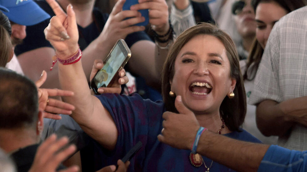 La candidata presidencial de la oposición mexicana, Xóchitl Gálvez, saluda a sus seguidores.