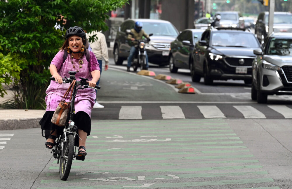 A menudo se ve a la candidata presidencial Xóchitl Gálvez paseando en bicicleta por la Ciudad de México.