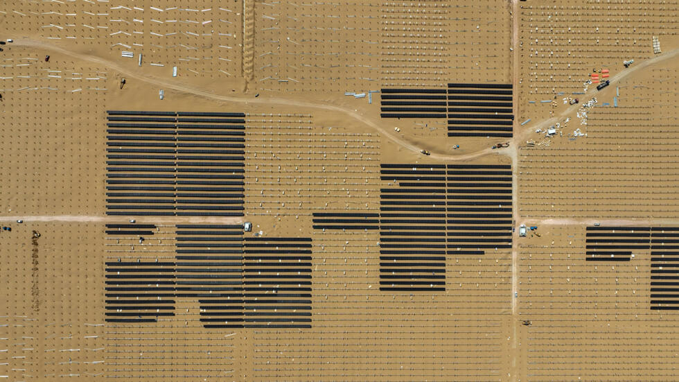 Unos paneles fotovoltaicos en construcción en la Base de Energía Nueva del Desierto de Ningxia Tengger, en Zhongwei, China, en una imagen del 9 de mayo de 2024