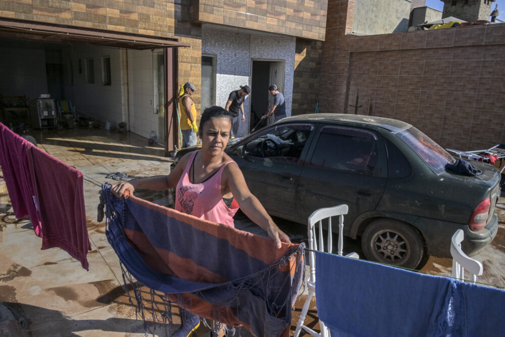 Fabiana Alves cuelga ropa limpia para que se seque tras las inundaciones en Roca Sales, estado de Rio Grande do Sul, Brasil, el 22 de mayo de 2024