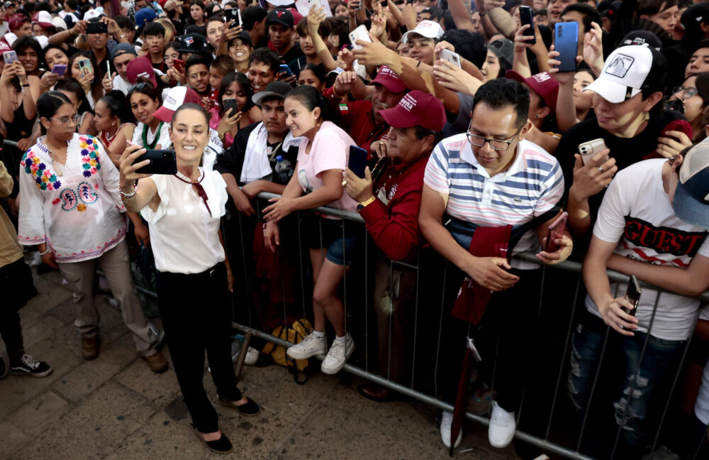 La candidata presidencial de izquierda mexicana Claudia Sheinbaum se toma una fotografía con sus seguidores durante un mitin de campaña en Guadalajara, Jalisco, México, el 28 de mayo de 2024.