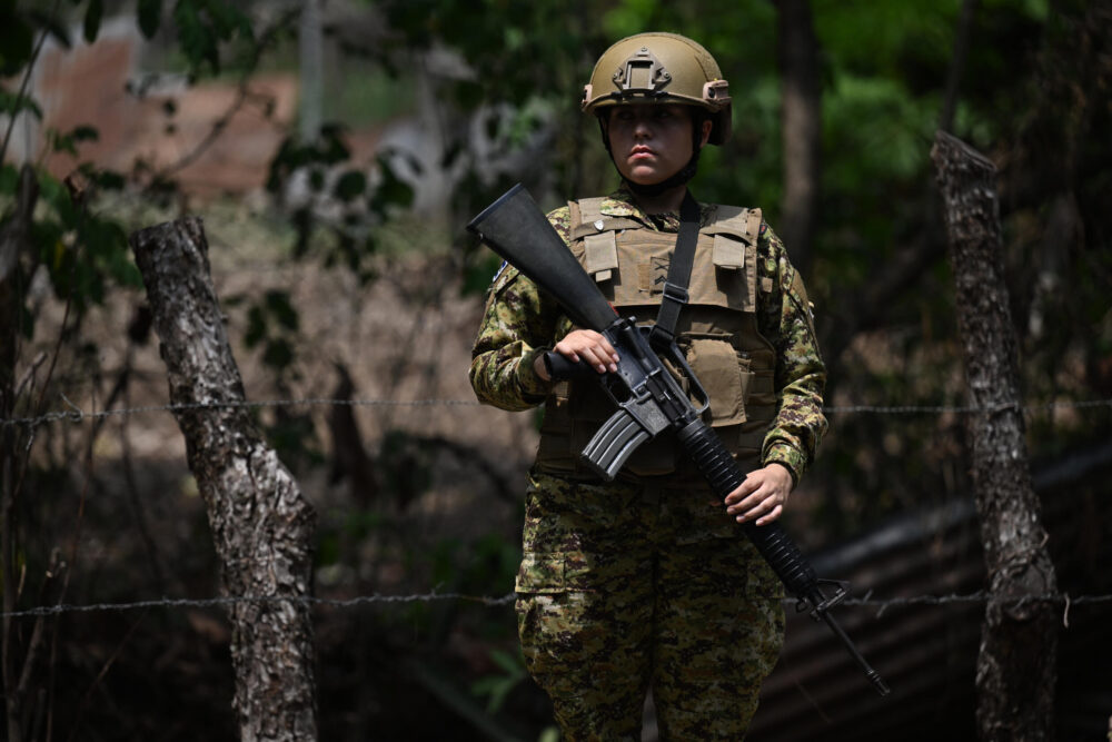 Un soldado monta guardia durante una patrulla como parte de las medidas de seguridad del gobierno salvadoreño en el marco del estado de excepción que inició en marzo de 2022, en Chalatenango, El Salvador, el 15 de mayo de 2024