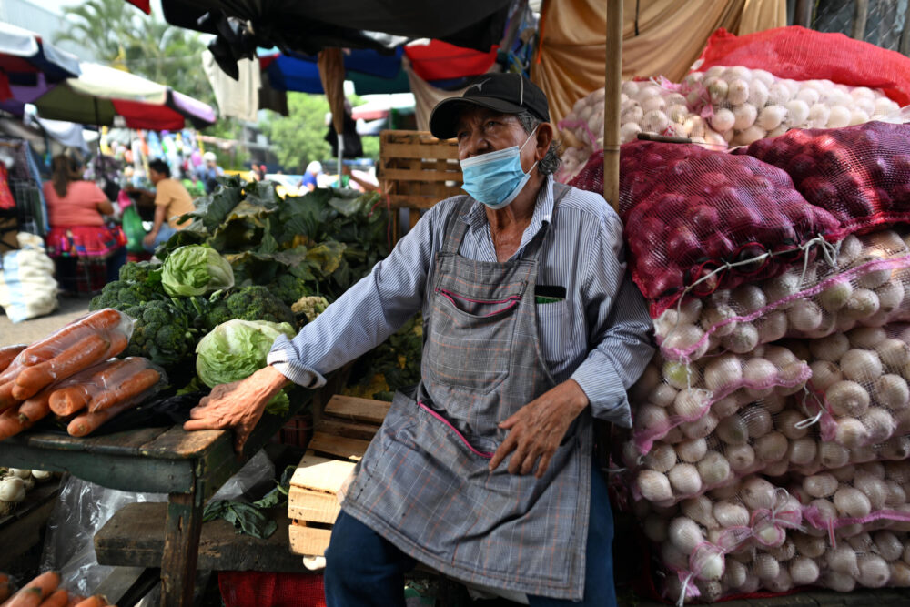 Albertano Romero vende verduras en el mercado central de San Salvador el 22 de mayo de 2024