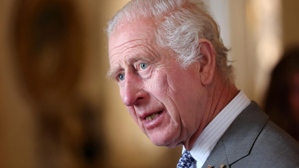 El rey Carlos III habla durante un acto de entrega de premios en el palacio de Buckingham, el 22 de mayo de 2024 en Londres