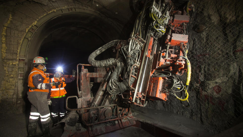 Unos empleados trabajan en la mina de cobre de Chuquicamata, propiedad de Codelco, el 11 de abril de 2023 en Calama, al norte de Chile
