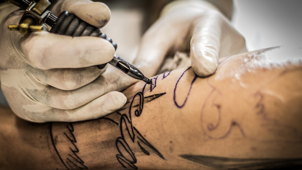 Tatuajes podrían aumentar el riesgo de cáncer, revela estudio - Oronoticias