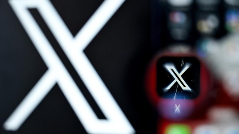 El logotipo de la red social X, fotografiado el 11 de marzo de 2024 en la ciudad alemana de Fráncfort