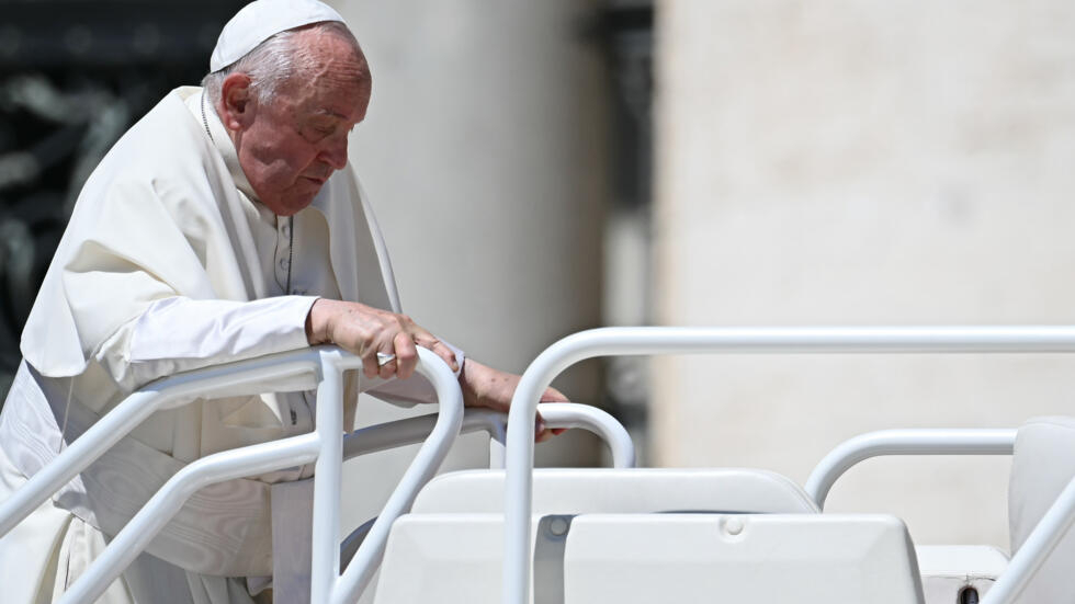 El papa Francisco se sube en el 'papamóvil' durante su audiencia general semanal, en El Vaticano, el 5 de junio de 2024