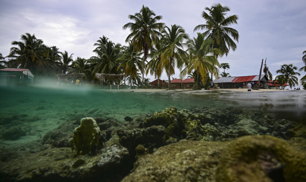 Turistas disfrutan en la Isla del Diablo en el archipiélago de Guna Yala, en Panamá, el 23 de mayo de 2024.