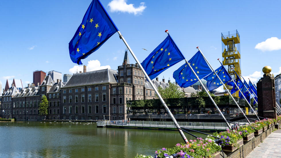 Varias banderas de la Unión Europea ondean en La Haya el 5 de junio de 2024, víspera de las elecciones europeas en Países bajos