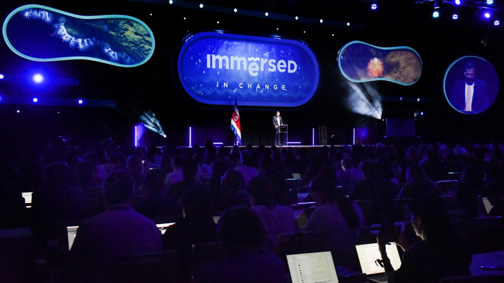 El presidente de Costa Rica, Rodrigo Chaves, habla durante la ceremonia de inauguración del evento para la protección de los océanos "Immersed in change" en San José, Costa Rica, el 7 de junio de 2024.