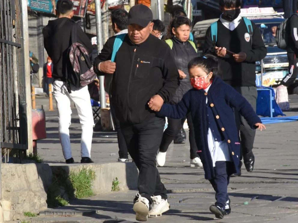 Un padre lleva a su hija a la escuela (imagen referencial). Foto: APG