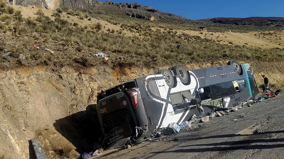 Foto de archivo de un bus accidentado que provocó 13 muertos en una carretera rural en la región de Ayacucho, Perú, el 14 de mayo de 2024