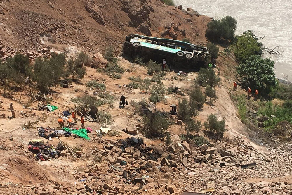 Foto de archivo de un bus que sufrió un accidente en una carretera en la autopista panamericana en el sur de Perú el 21 de febrero de 2018 con un saldo de 35 muertos