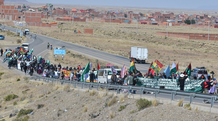 La marcha de gremiales hacia La Paz tiene sus primeras bajas debido al intenso frío y cansancio