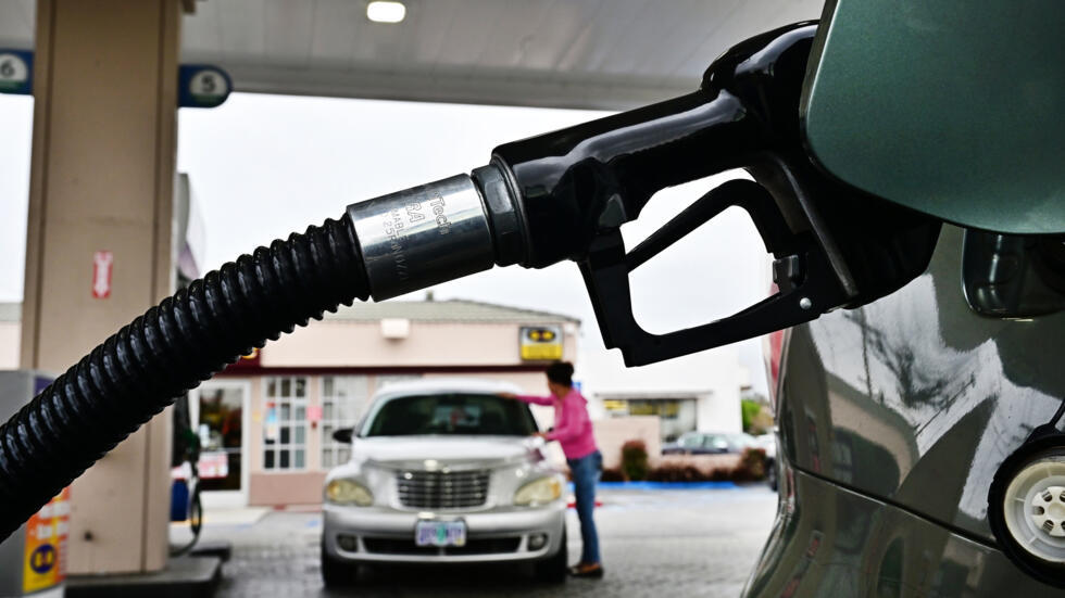 Vehículos recargan en una gasolinera en Montebello, California, el 15 de mayo de 2024