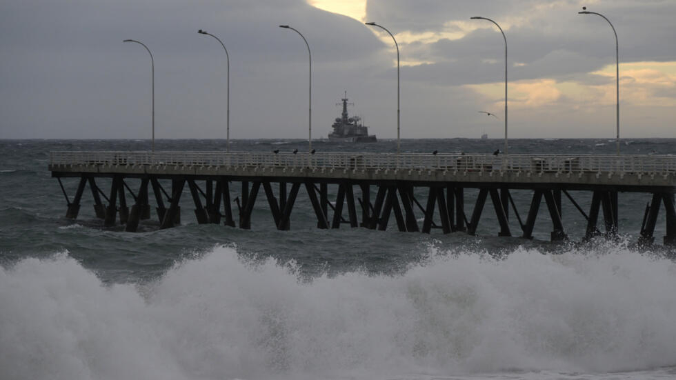 Las olas rompen con fuerza en la costa chilena de Viña del Mar, el 12 de junio de 2024