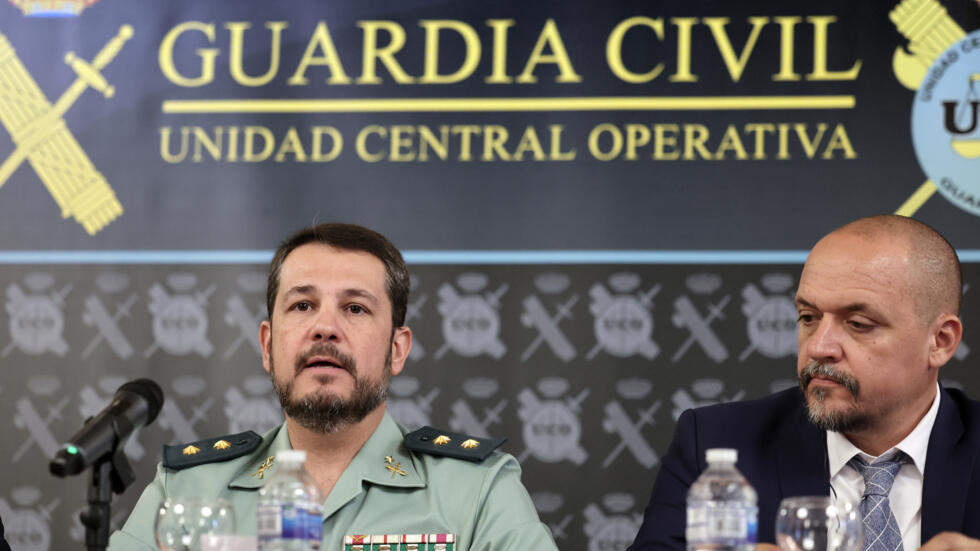 El teniente coronel de la Guardia Civil Óscar Esteban Remacha (izq.) y Tomislav Stambuk, jefe de la unidad de control de drogas de la Policía Nacional de Croacia, informan sobre la red de cocaína desmantelada, el 13 de junio de 2024 en Madrid