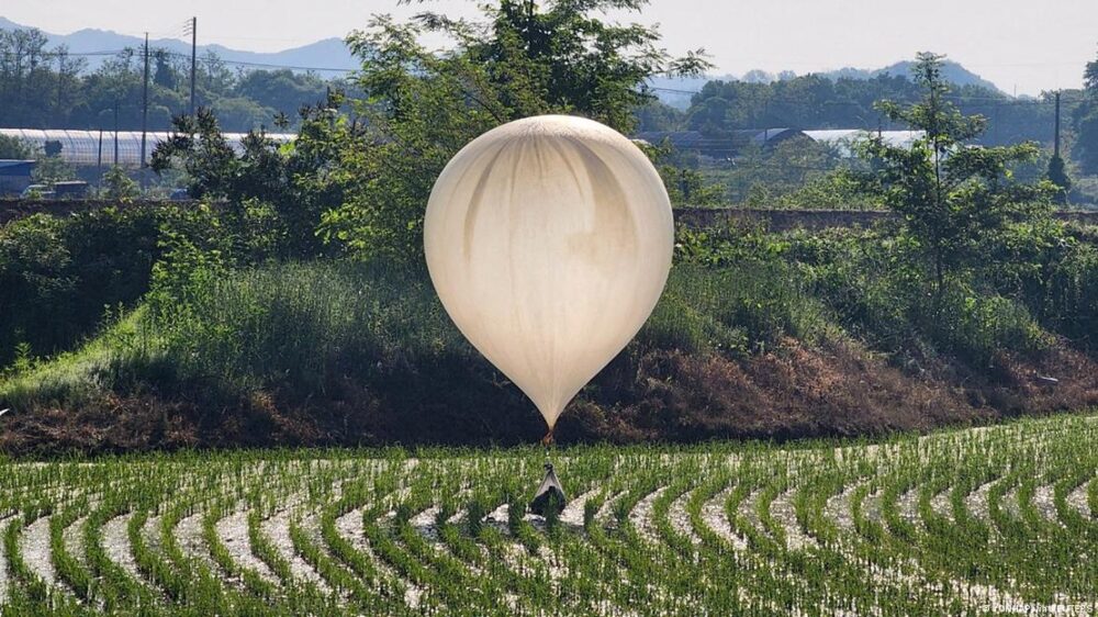 Uno de los balones con basura y excrementos que Corea del Norte envió a su vecino,