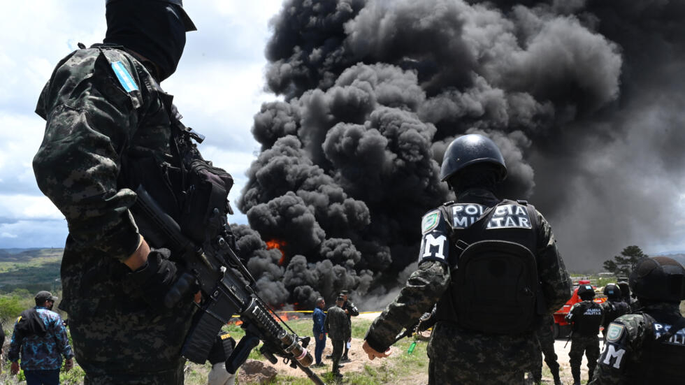 Miembros de la Policía Militar del Orden Público de Honduras hacen guardia durante la incineración de más de 5,6 toneladas de cocaína en un campo en la periferia sur de Tegucigalpa, el 13 de junio de 2024.