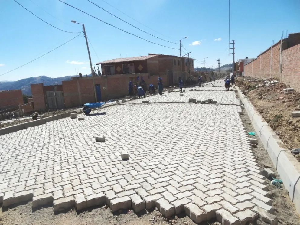 Trabajos de enlosetado de calles en La Paz, una actividad temporal: Foto: ABI