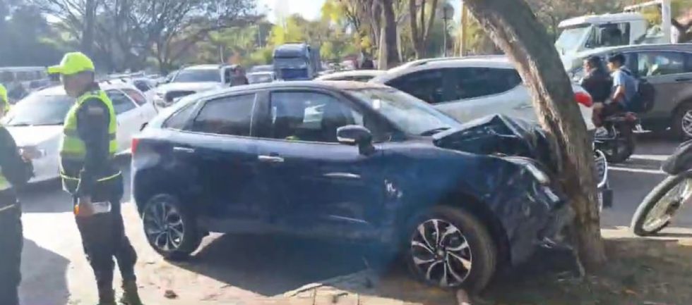Vehículo se estrella contra un árbol tras colisionar con un taxi