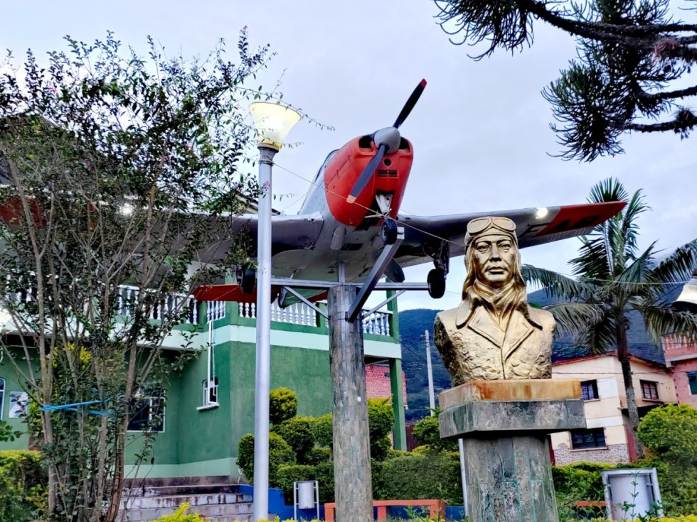 En Irupana hay un barrio que lleva el nombre del aviador. Ahí está su busto y un avión de antaño (Foto: Erick Ortega)