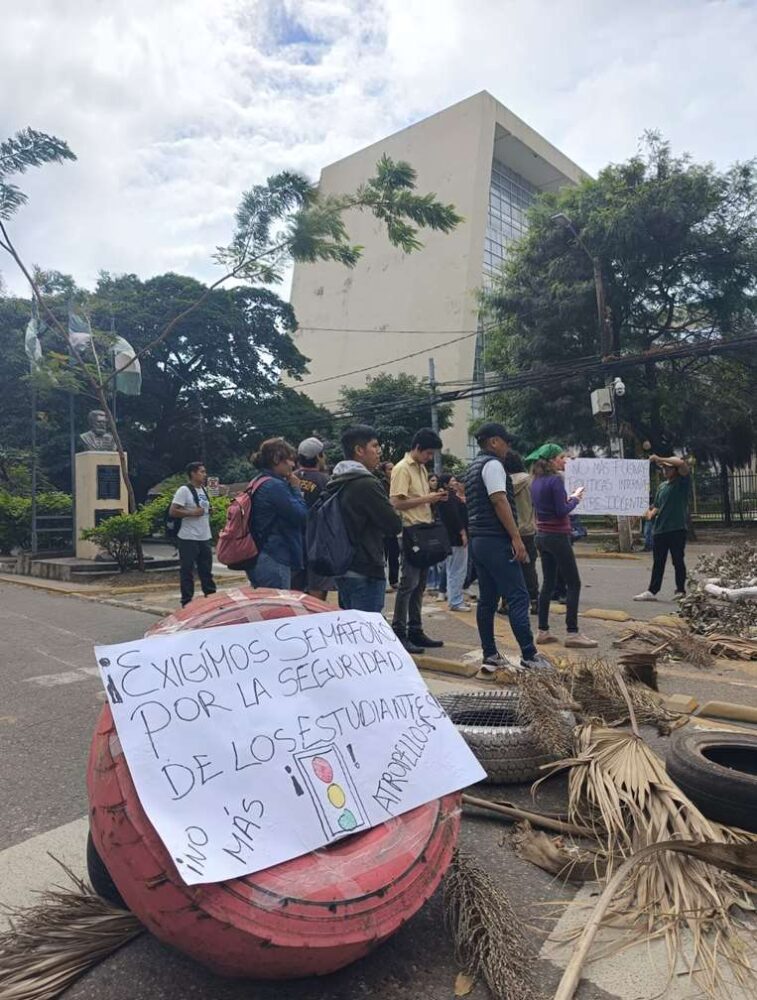 Los estudiantes bloquean la avenida San Martín