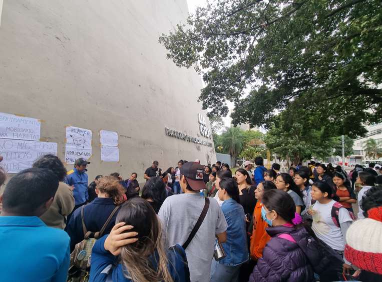 Los estudiantes bloquean la avenida San Martín