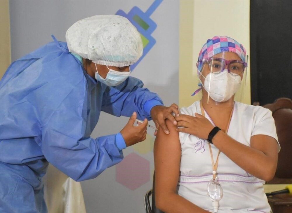 La vacuna contra la influenza llega a más del 90% del personal de salud en Chuquisaca, Pando y Oruro.
