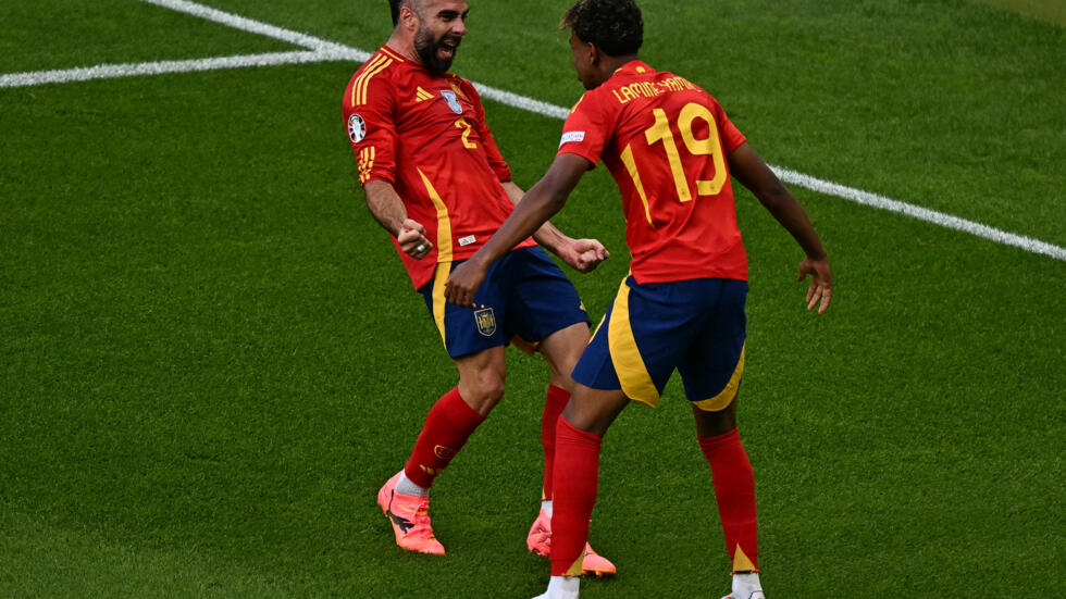 El defensa de España Dani Carvajal (izquierda), autor del tercer gol en la victoria 3-0 frente a Croacia, festeja el tanto con el jugador que realizó el centro, el joven Lamine Yamal (derecha), en el Estadio Olímpico de Berlín el 15 de juno de 2024