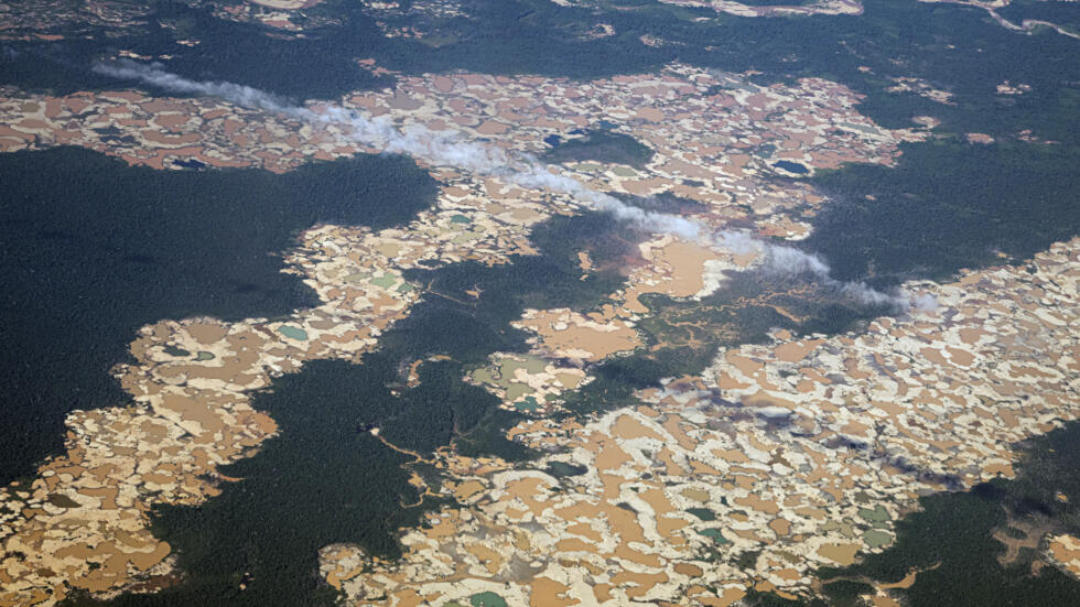 Imagen aérea de dragas en una zona de extracción ilegal de oro en el departamento de Madre de Dios, en la región amazónica en el sureste de Perú, el 2 de junio de 2024