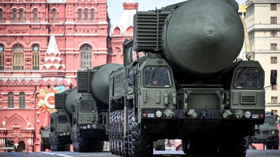 Lanzadores de misiles balísticos intercontientales Yars participan en un desfile militar en la plaza Roja de Moscú, el 9 de mayo de 2024