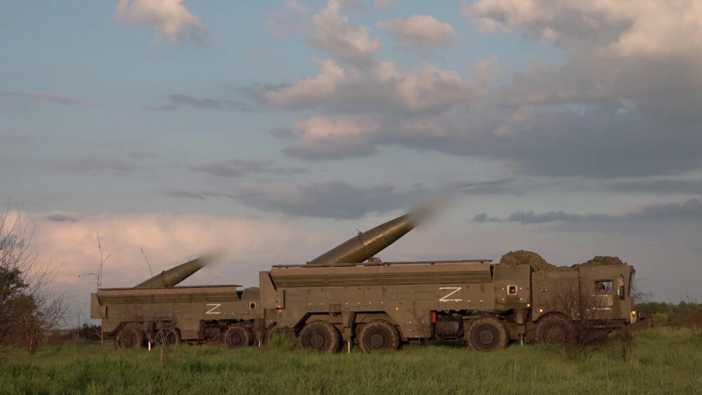 Imagen de unas maniobras militares con armas nucleares tácticas de las fuerzas rusas en el sur del país, tomada de un vídeo divulgado por el Ministerio de Defensa ruso el 21 de mayo de 2024