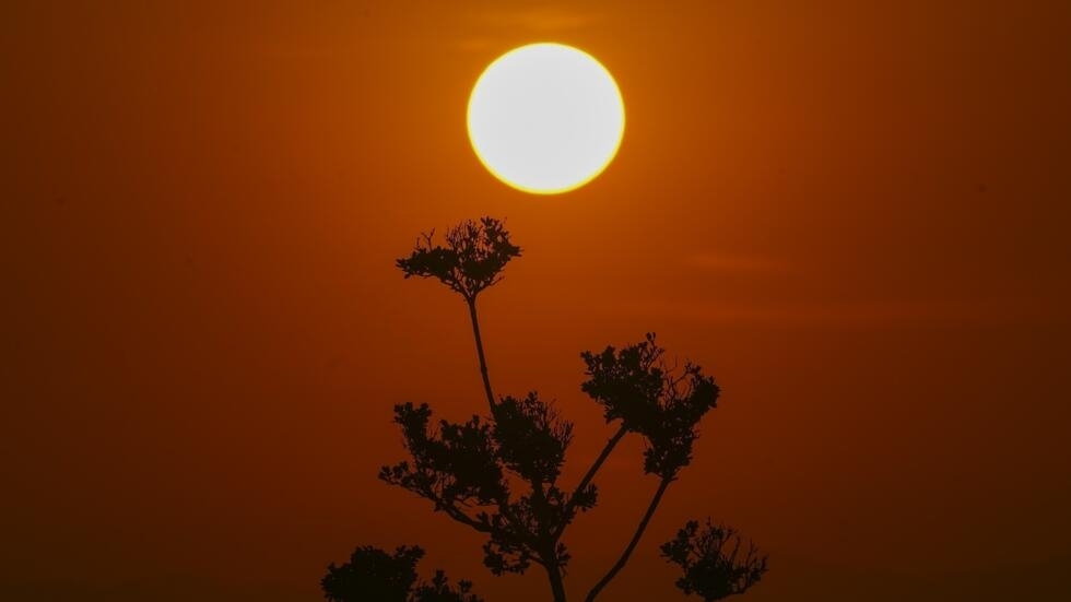 El sol sale en medio de altas temperaturas en Ciudad de México, jueves 23 de mayo de 2024.