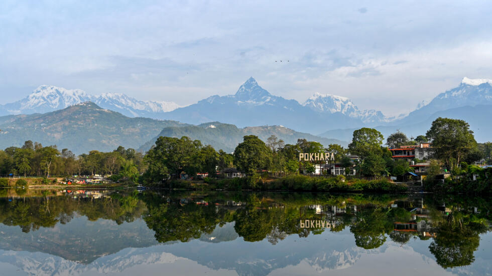 Las montañas Machapuchare (c) y Annapurna, en la cordillera del Himalaya, fotografiadas el 27 de noviembre de 2023 desde Pokhara, en Nepal