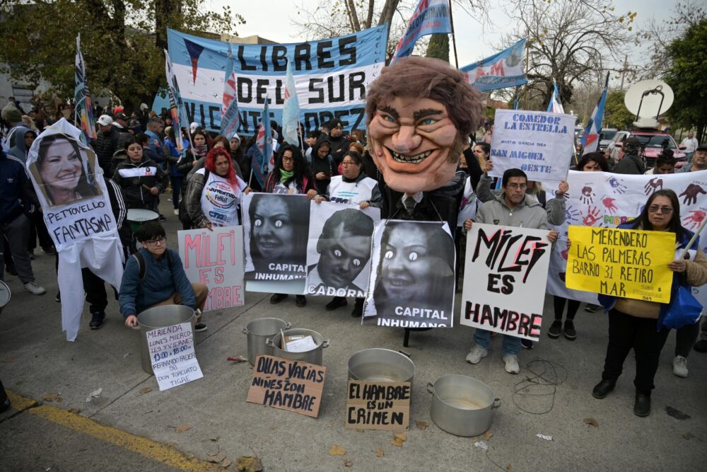 Organizaciones sociales protestan contra el gobierno de Javier Milei en Buenos Aires el 29 de mayo de 2024.