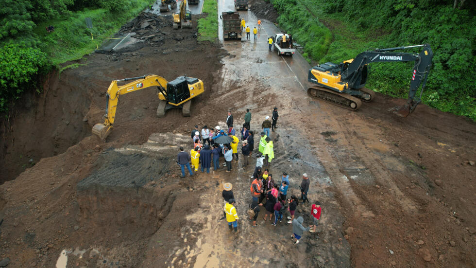 Vista aérea del colapso de un tramo de la carretera que une a los municipios de Palín y Escuintla, al sur de la capital de Guatemala, debido a las fuertes lluvias que azotan Centroamérica, el 16 de junio de 2024.