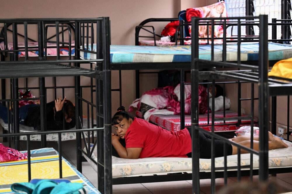 Personas evacuadas por las fuertes lluvias descansan en un albergue habilitado por la alcaldía municipal de la capital de El Salvador, el 17 de junio de 2024.