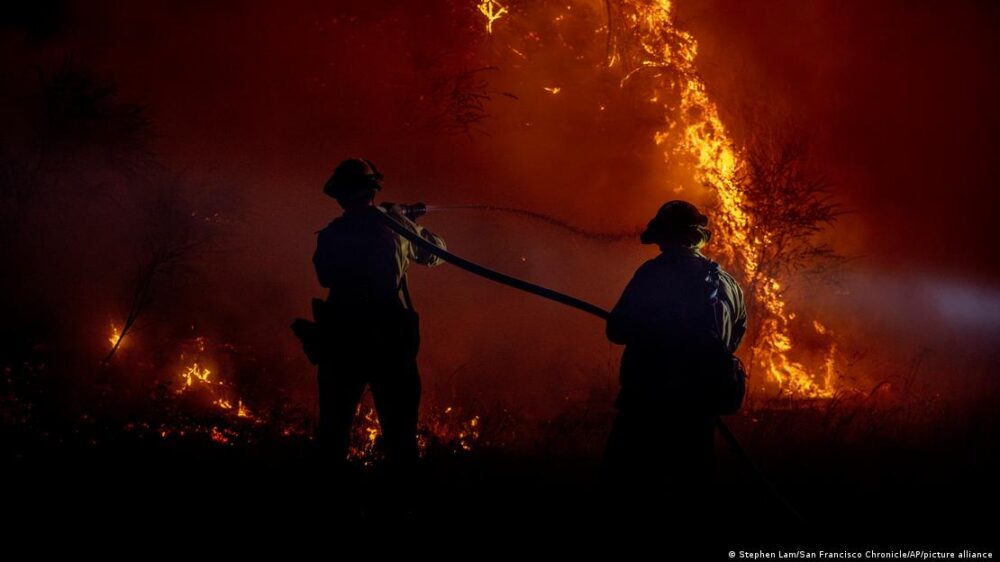 Un equipo de bomberos intentan apagar las llamas en una ladera en Healdsburg, California. (16.06.2024)